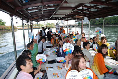 吉本芸人とクイズを解きながら水都大阪を遊覧、大変盛り上がりました！