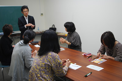 篆刻は毎回皆さん真剣。丹青堂六代目・堀六人さんが技を伝授します。