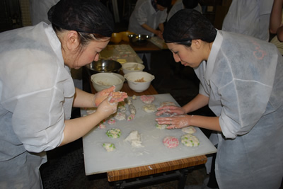 大寅本店の厨房でみごとマイ天ぷらを創りました。