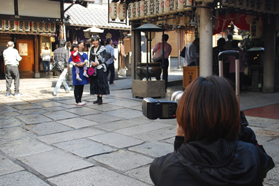 「かわこ」で着替えた後は法善寺で家族記念撮影。