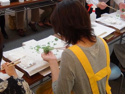 福壽堂秀信の職人さんから直接手ほどきを受けて、秋を感じる季節の和菓子2品をつくりました。