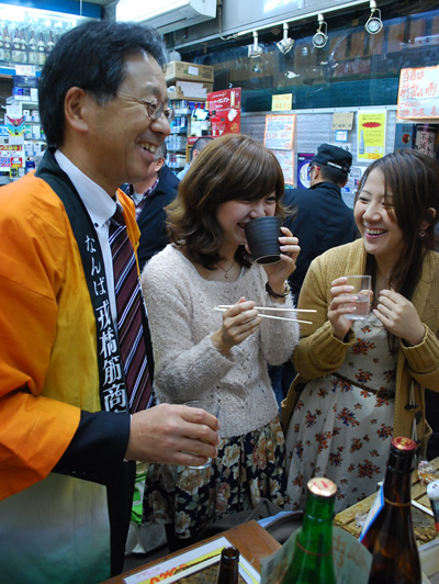 立ち飲み　尾形チーム。創業100年を超える柴長に驚く！月曜日なのにどの店も満員でした。